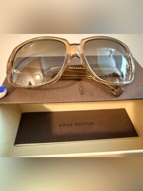 *Authentic* Louis Vuitton - Women's Sunglasses with box!